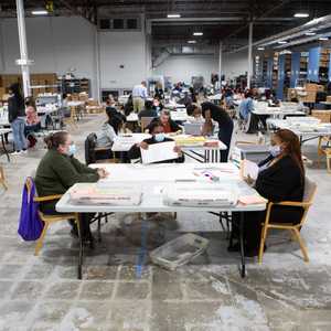 فرز الأصوات بالولايات الحاسمة يدخل مراحله الأخيرة.