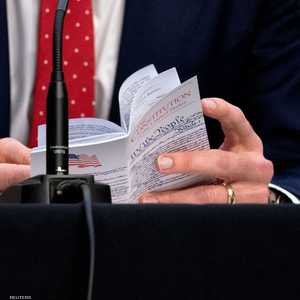 أرشيفية للسناتور جوش هاولي يقرأ في نصوص الدستور الأميركي