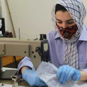 عاملة مصرية في مخيطة في العريش