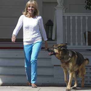 زوجة بايدن وميشيل أوباما برفقة الكلب تشامب