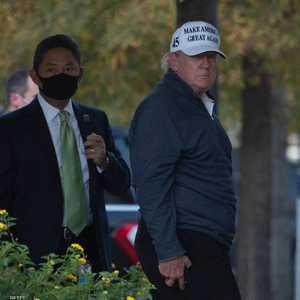 ترامب متوجها للعب الغولف.