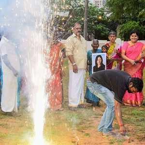 ألعاب نارية بقرية ثولاسيندرابورام الهندية احتفالا بفوز هاريس