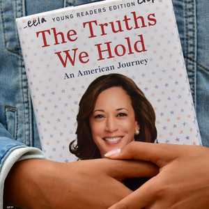 سيدة تحمل إحدى مؤلفات هاريس