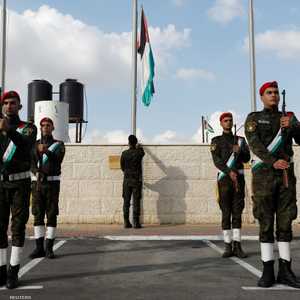 جثمان عريقات شيع في جنازة عسكرية