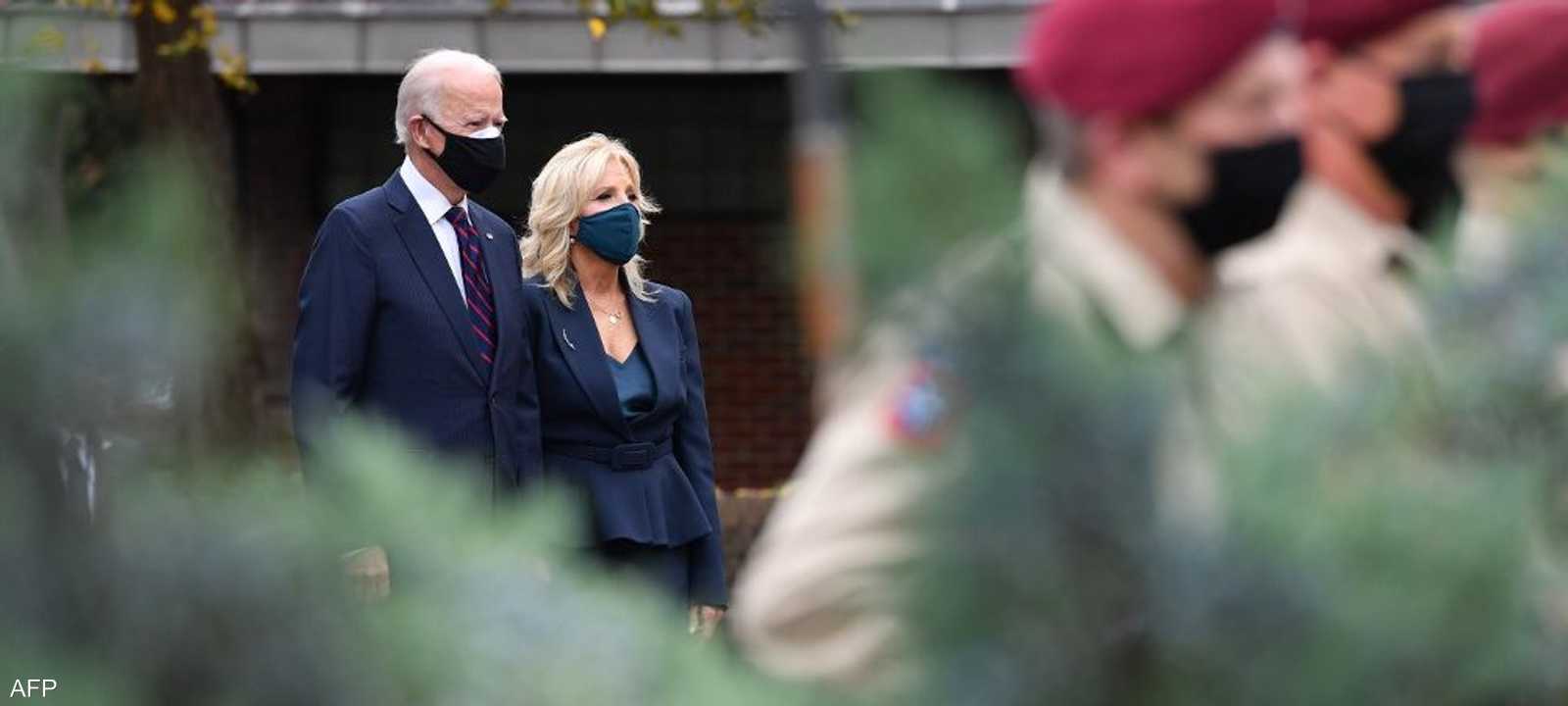 جو بايدن وزوجته خلال مشاركتهما في مناسبة يوم المحاربين