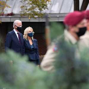 جو بايدن وزوجته خلال مشاركتهما في مناسبة يوم المحاربين