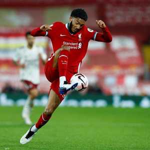 أصيب جو غوميز في ركبته