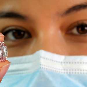 الماسة تتميز بلون وردي ومسحة بنفسجية