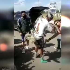 الدراج خلال مساعدته من طرف السكان المحليين