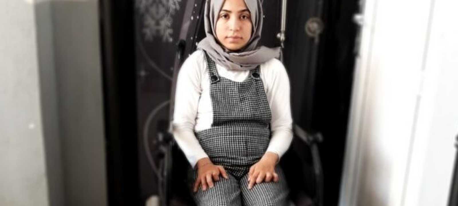 الفتاة تعاني من إعاقة شبه كاملة.