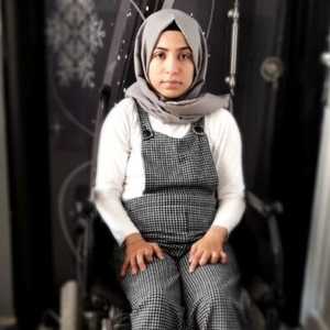 الفتاة تعاني من إعاقة شبه كاملة.