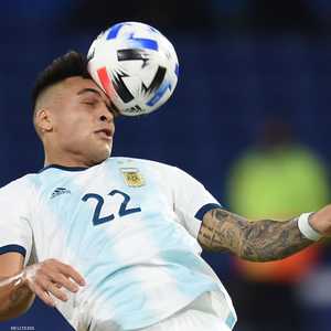 بومبارينا واستقبال كروي بالرأس