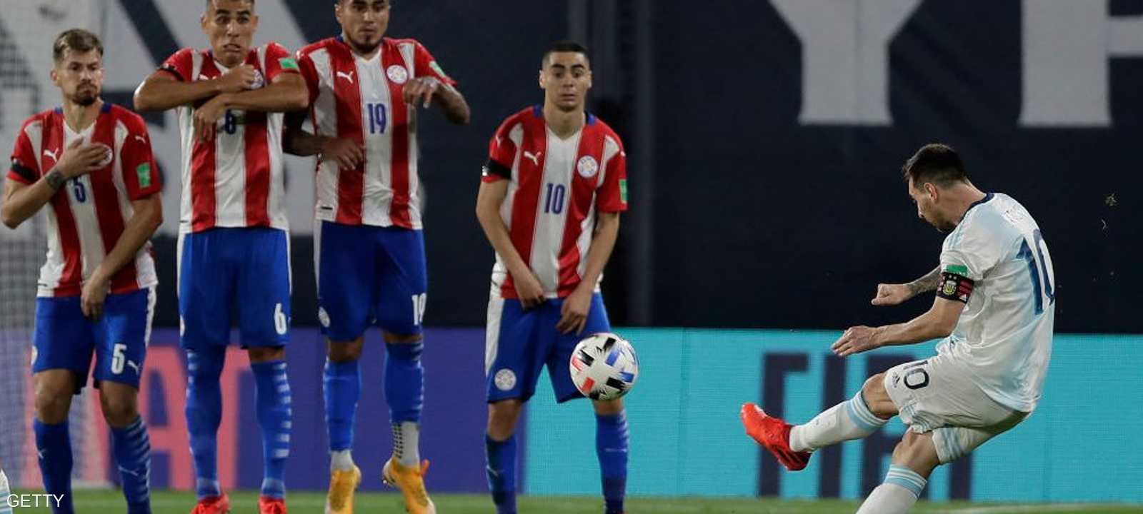 ميسي يسدد في مرمى الباراغواي