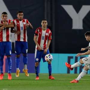 ميسي يسدد في مرمى الباراغواي