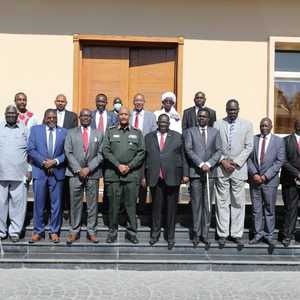 البرهان يتوسط قادة الأطراف الموقعة على اتفاق السلام