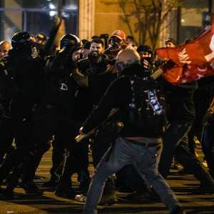 جانب من المناوشات الليلية في العاصمة الأميركية واشنطن.