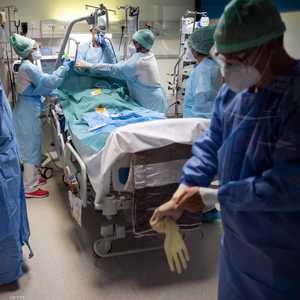 طاقم طبي يعالج أحد المصابين بكورونا في فرنسا