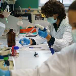 يسابق العلماء الزمن للحدّ من تفشي فيروس كورونا.. أرشيفية