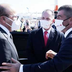 وصول أول وفد رسمي بحريني إلى تل أبيب