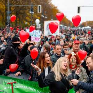 احتشد المتظاهرون أمام المركزي الحكومي في برلين