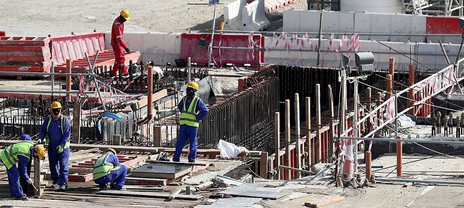 صورة أرشيفية لعمال في قطر