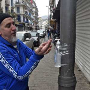 مواطن جزائري يعقم يديه في أحد شوارع العاصمة