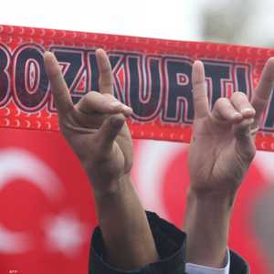 إيماءة رمزية لأعضاء في جماعة الذئاب الرمادية