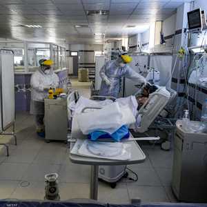 معالجة مصاب بكورونا في أحد مستشفيات تونس