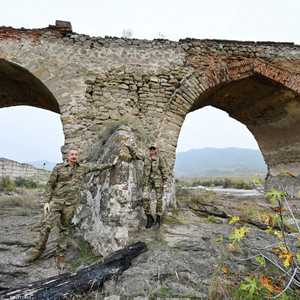 إلهام علييف وزوجته في مناطق سيطرت عليها قوات أذربيجان