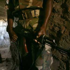 تحشد الحكومة القوات من مختلف أنحاء البلاد