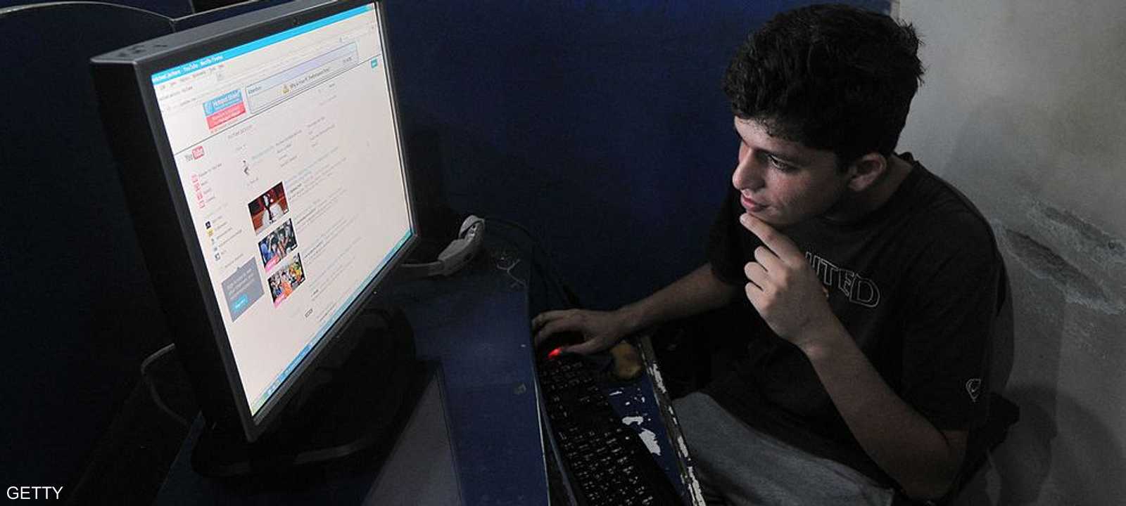شاب باكستاني في مقهى إنترنت.