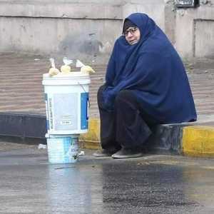صورة "سيدة المطر" هزت مشاعر المصريين
