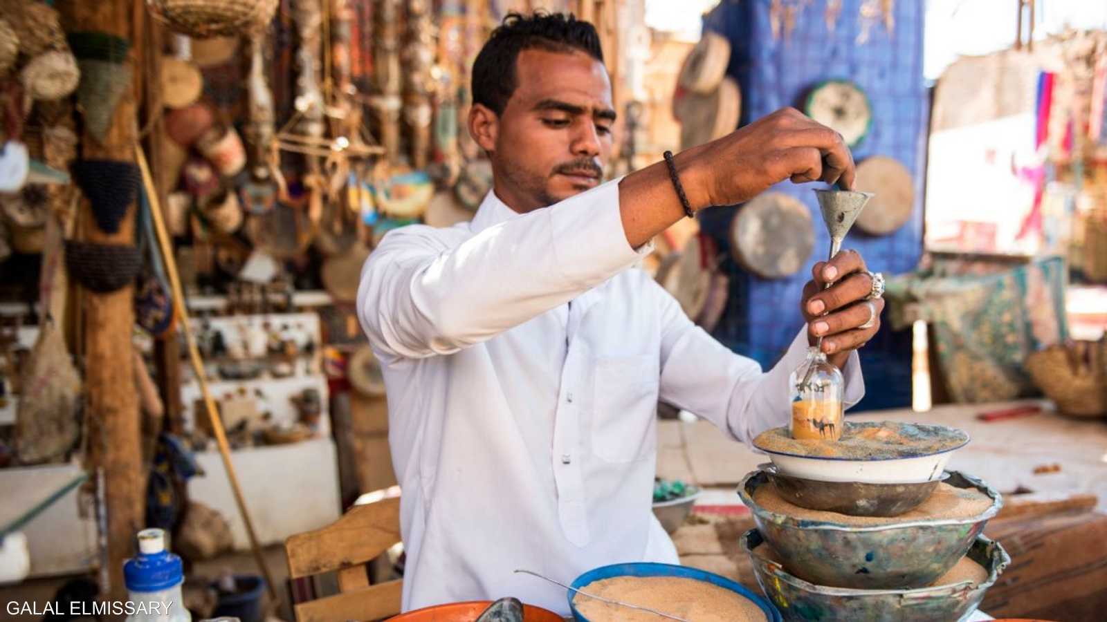 تشتهر غرب سهيل بفن الرسم باستخدام الرمال