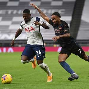 ستيرلنغ وبوول في لقطة خلال المباراة