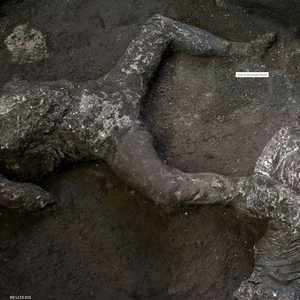 عثر على الجثمانين في إحدى الفلل التي دمرها البركان