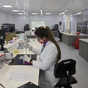 يسابق العلماء الزمن لإيجاد علاج لوباء كورونا