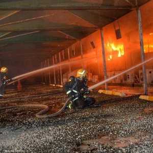 الدفاع المدني السعودي خلال عملية إطفاء سابقة - أرشيفية