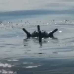 لغم حوثي يطفو على سطح البحر الأحمر