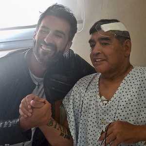 مارادونا عقب العملية الجراحية التي خضغ لها مؤخرا.