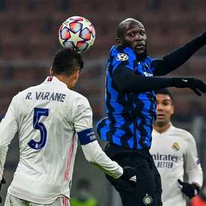 لوكاكو يسدد كرة برأسه وسط حراسة من دفاع ريال مدريد