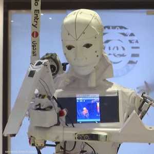 مصر.. روبوت يمكنه إجراء اختبارات كوفيد 19