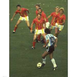 الصورة التاريخية لماردونا في 1982 بعدسة ستيف باويل.