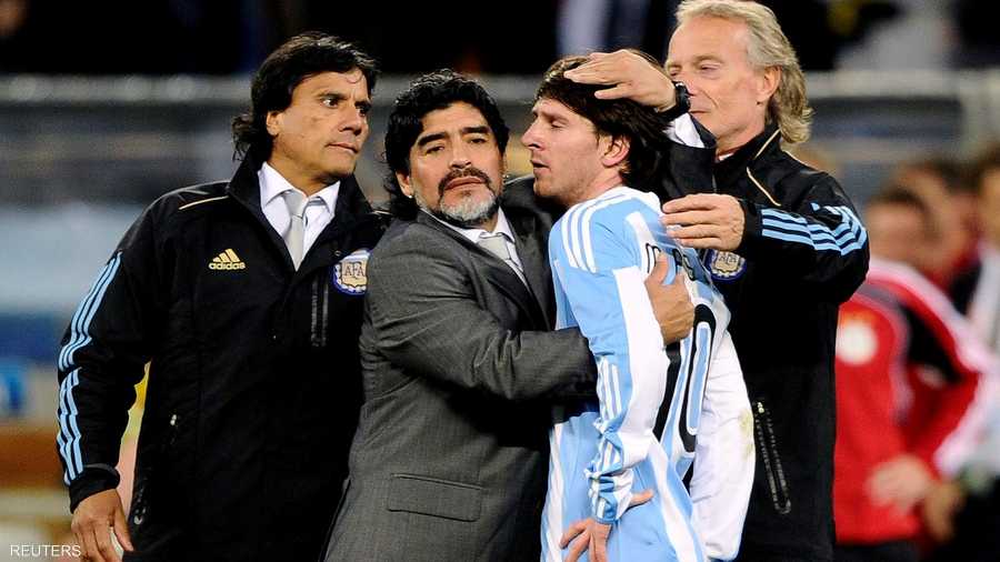 مع ميسي عندما كان مدربا لمنتخب الأرجنتين في كأس العالم 2010