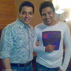 عامر منيب (يسار) إلى جانب تامر حسين