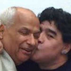 مارادونا خلال زيارة لعلي بالناصر في تونس في 2015