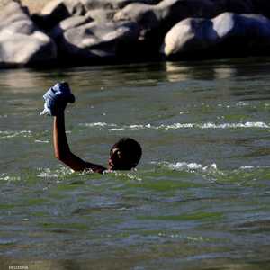 أحد الفارين من تيغراي يحاول السباحة للعبور للسودان