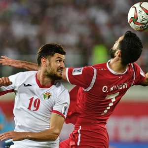 لقطة أرشيفية لعمر خربين (يمين) في مباراة أمام منتخب الأردن