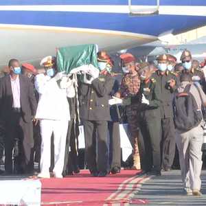 وصول جثمان الصادق المهدي إلى مطار الخرطوم