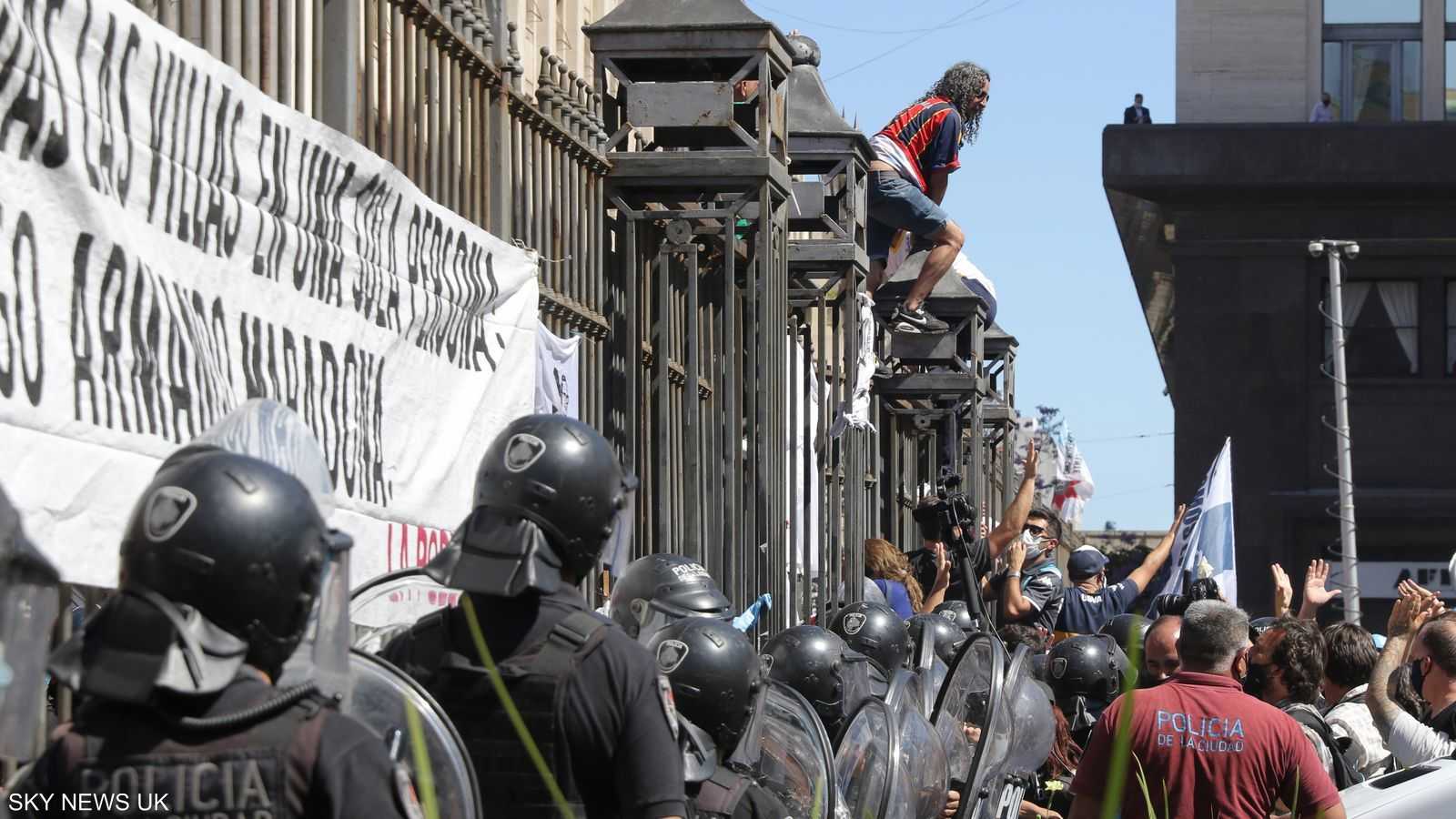 الشرطة واجهت عشرات الآلاف من أنصار مارادونا