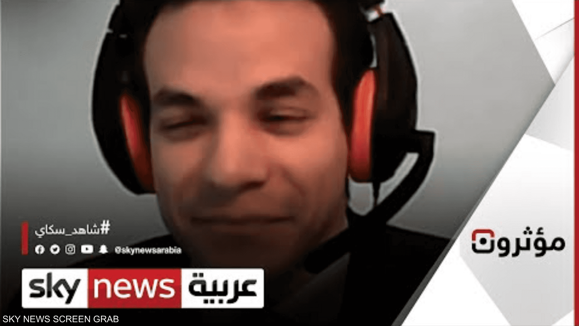 شاب مصري يتحدى فقدان بصره ليصبح صحفيا ناجحا